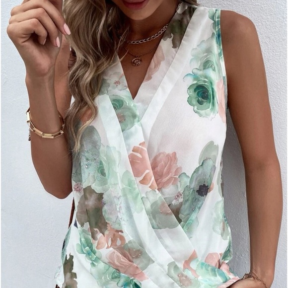 New v neck floral sleeveless top - Picture 1 of 4